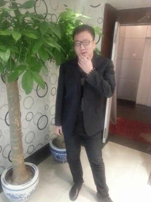 性格: 最不擅长的就是总结自己,本人狮子座,具有狮子座的一切特征。 工作: 在北京经商,经营一家连锁加盟公司,社交应酬不多,晚上一般都在家休息。每年有三个月的时间非常忙,其它时间很清闲。 家庭: 家庭和睦,父母身体健康,已退休,享受安逸的晚年生活。 爱好: 两个人在一起,做什么都是快乐的。当个好丈夫,为家庭付出,是我最大的兴趣和爱好。