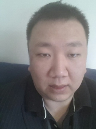 性格: 最不擅长的就是总结自己,本人狮子座,具有狮子座的一切特征。 工作: 在北京经商,经营一家连锁加盟公司,社交应酬不多,晚上一般都在家休息。每年有三个月的时间非常忙,其它时间很清闲。 家庭: 家庭和睦,父母身体健康,已退休,享受安逸的晚年生活。 爱好: 两个人在一起,做什么都是快乐的。当个好丈夫,为家庭付出,是我最大的兴趣和爱好。