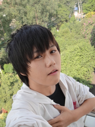 性格: 有心情的时候我喜欢逛街 打游戏出去晃荡游玩 运动 跳街舞 爱好很多很多,没心情的时候喜欢宅在家里 和狗狗能玩一天 对电脑能对一天 。别人都说我温柔 我感觉好像还一般般吧 对生人闷骚 对熟人玩的来玩不来的都能疯 要我安静我就能安静 在压力很大的气氛下能调节到很欢乐 工作: 没有工作中 还在学校读书呢 当然不出差的啦 嘿嘿 家庭: 家庭气氛和谐 快乐 父母开公司 在深圳 期盼我毕业后考八级再出来工作 做一名好的医生 哎 独生的就是这样啦 给我的要求多了点,不过对于以后的婚事 他们说我喜欢就好 , 爱好
